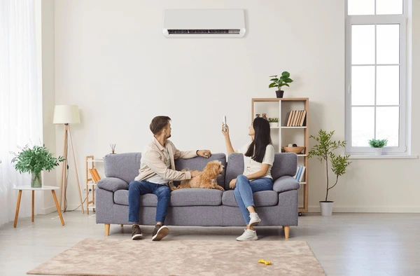 Familia disfrutando de su hogar climatizado por Hergoclima en Santiago